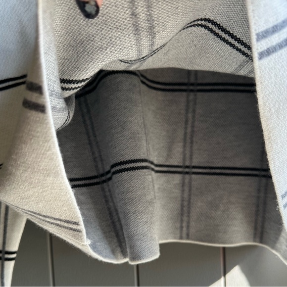 Super soft sweater. Size L NWT White with black and gray stripes - Picture 8 of 9